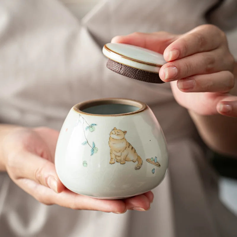 Stijlvolle asurn voor huisdieren met handgeschilderde kattenillustratie en keramische afwerking