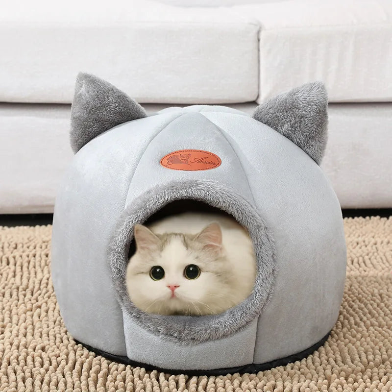 Kat ligt ontspannen in WHISKK Cozy Cave – kattenmand Kattenhoek