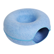 Kitten liggend in blauw donut krabbed