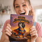 Vrouw toont gepersonaliseerd Kattenhoek canvas met superheld kat, persoonlijk kattenportret als origineel cadeau voor kattenliefhebbers