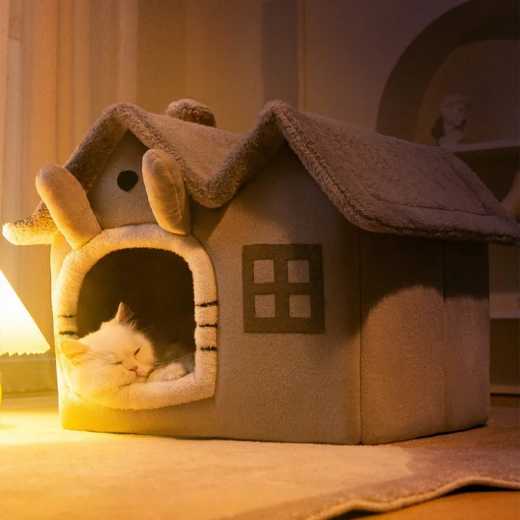 Kat ligt comfortabel in WHISKK™ Fluffy Kattenhuisje – zacht coral fleece bed