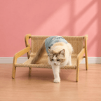 Kat stapt uit een houten luxe kattenbed met geweven hangmat – modern verhoogd kattenbed voor middelgrote en grote katten | Kattenhoek kattenwinkel
