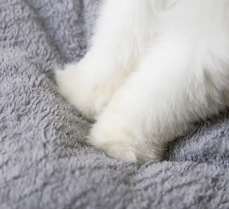Opgevouwen WHISKK™ Fluffy Kattenhuisje – compact en makkelijk op te bergen