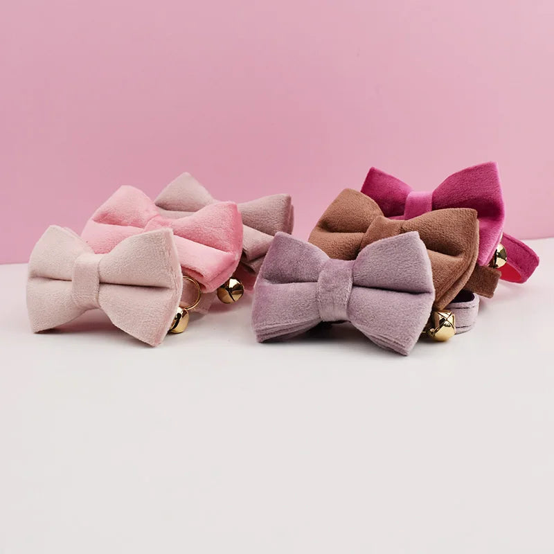 Comfortabele kattenhalsband met vlinderdas en bel – Kattenhoek