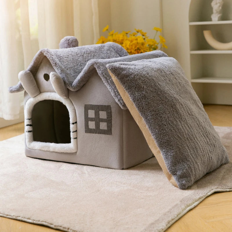 Kat slaapt in WHISKK™ Fluffy Kattenhuisje – veilige en knusse grot
