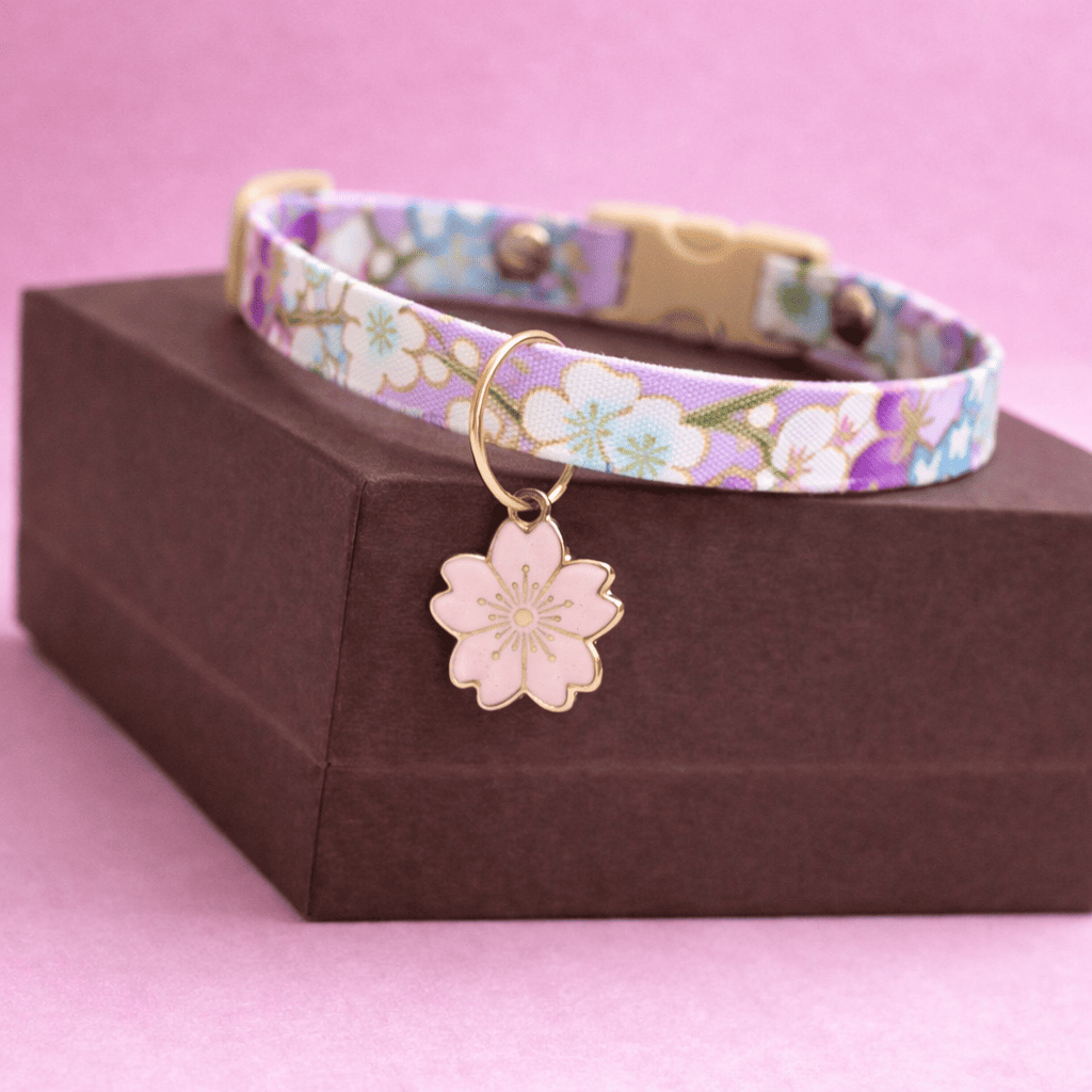 Luxe Japanse kattenhalsband met Sakura design, rode bloemenband en sierlijke bloesemhanger voor elegante katten van Kattenhoek