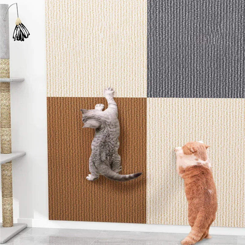 Zelfklevende kattenkrabmat op bankleuning in donkergrijs