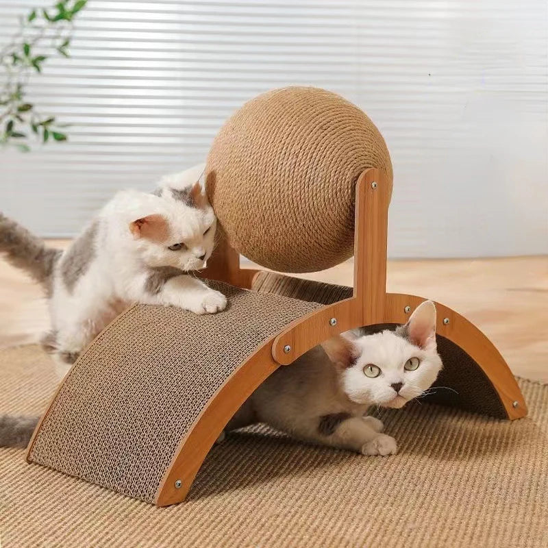 Kat speelt met houten bal en sisal krabplank – WHISKK™ Krabbal Kattenhoek