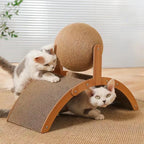 Kat speelt met houten bal en sisal krabplank – WHISKK™ Krabbal Kattenhoek