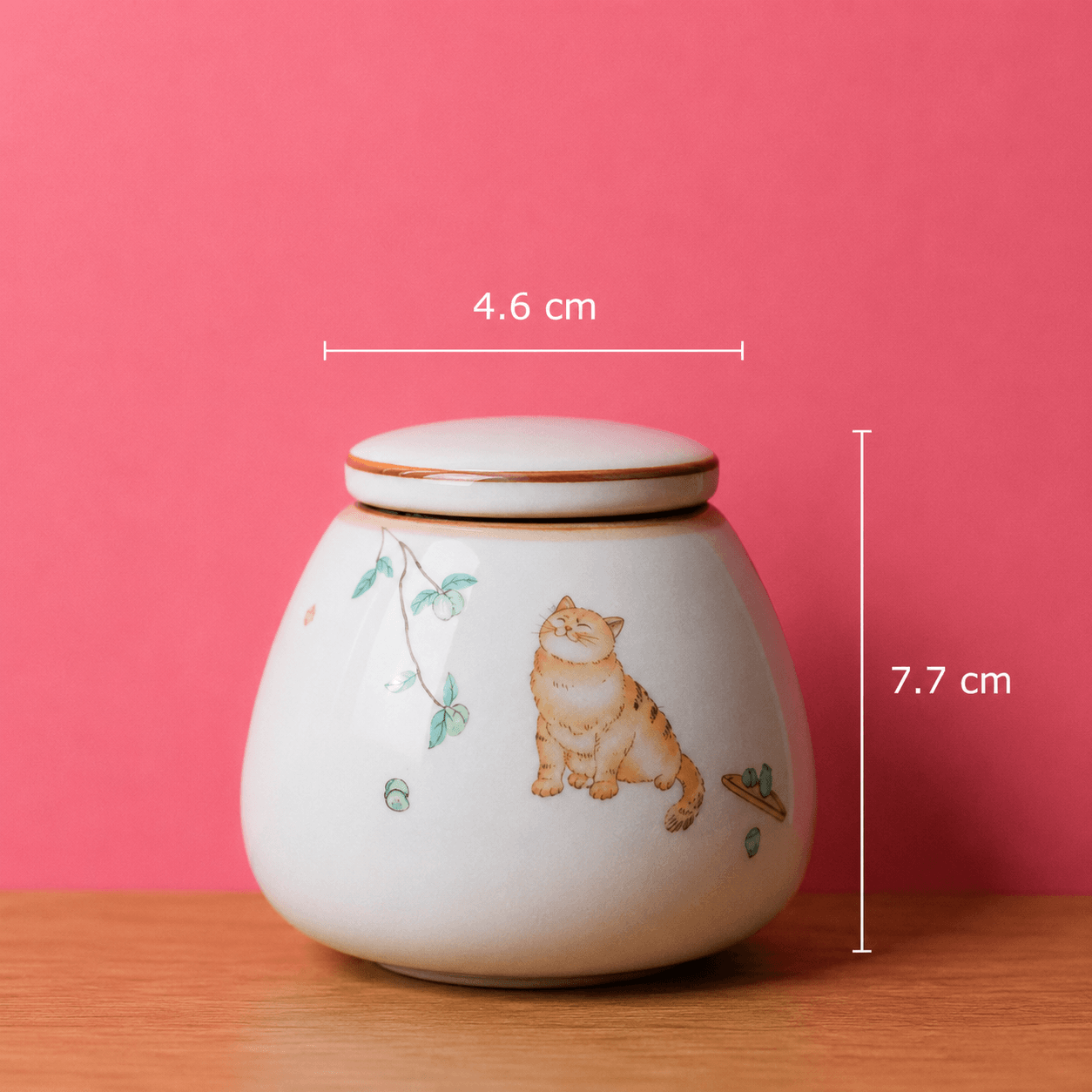 Keramische asurn voor katten en kleine huisdieren op houten tafel met roze achtergrond