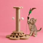 Kat speelt met een houten kattenkrabpaal voorzien van draaiende speelballen en een duurzaam sisal krabvlak. Grote Online Verkoop van Kattenspeelgoed Magazijn Leegverkoop