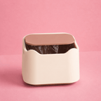 Compacte kattenbak afvalbak met drukdeksel in beige voor het hygiënisch weggooien van gebruikte kattenbakvulling.